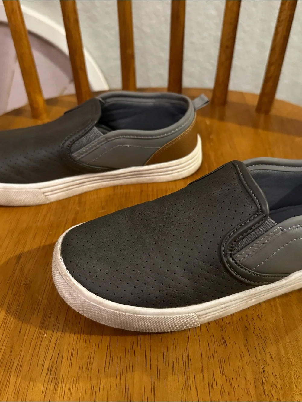 OshKosh B’gosh Kids Gray Slip-On Sneakers – Size 1 – Used
